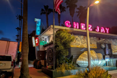 ピアの近くにあるChez Jayは1953年創業のステーキハウス