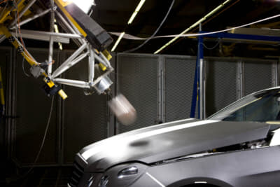 歩行者の安全性をさらに高めるため、Eクラス／W212に初めて「アクティブボンネット」を採用。歩行者と衝撃が発生すると、フロントバンパー内のセンサーが感知し、スプリング式のエンジンフードの後端が瞬時にして約5cm持ち上がる