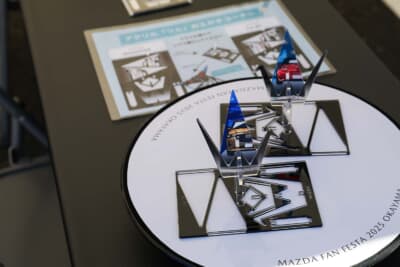 マツダ ロードスターやCX-60が描かれたアクリル製の鶴