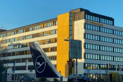 フランクフルト国際空港からアウトバーンに入る前にはルフトハンザ・カーゴの社屋が見えてテンションが上がります