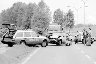 1969年には人間や車両の被害状況を調査し、事故原因を分析・研究する「事故調査活動」を開始した。実際の事故を分析し、事故調査による結果から導き出された独自の安全技術を開発。写真は1990年代で、S124のステーションワゴンが緊急車両として活躍