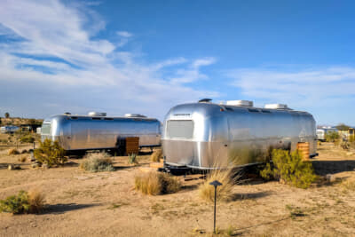 クラシックな外観のエアストリームだが、中身は最新のキャンピングトレーラーとなっている