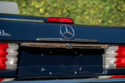 7万8400ドル（邦貨換算約1170万円）で落札されたメルセデス・ベンツ「560SL」（C）Courtesy of RM Sotheby's