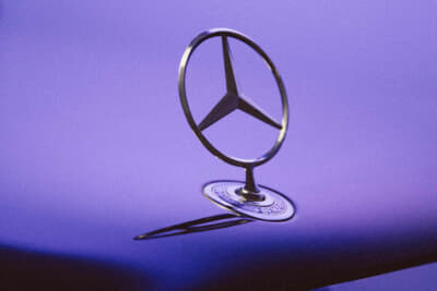 フロントに輝く「スリ－ポインテッド・スター」のマスコットも歩行者を傷つけないように「可倒式」になっており、安全のために頭を下げる