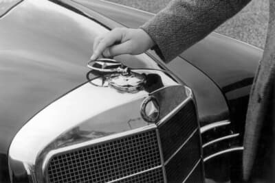 フロントに輝く「スリ－ポインテッド・スター」のマスコットも歩行者を傷つけないように「可倒式」になっており、安全のために頭を下げる