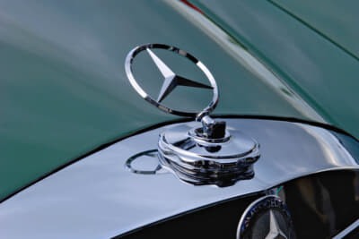 フロントに輝く「スリ－ポインテッド・スター」のマスコットも歩行者を傷つけないように「可倒式」になっており、安全のために頭を下げる