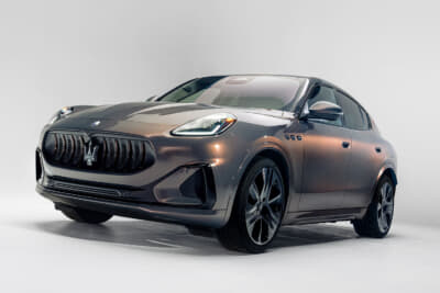 マセラティ グレカーレ・ジョルジェッティ・エディション：グロスブラックの21インチホイールにはグレーのクリアコート仕上げが施されている