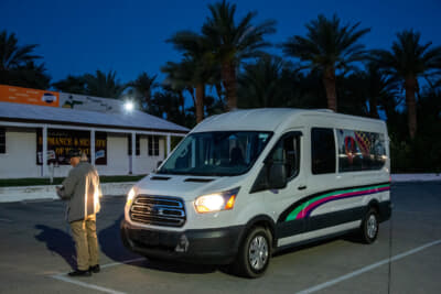 熱気球体験の集合場所に現れたシャトル便のフォード トランジット
