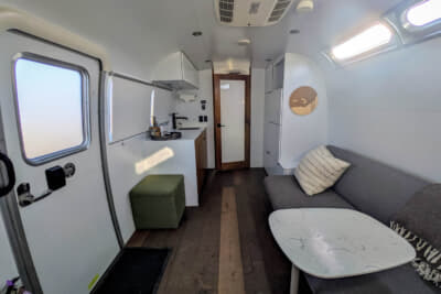 エアストリームの中にはダイニング、キッチン、トイレ、シャワーなど、普通のホテルと同等以上の設備
