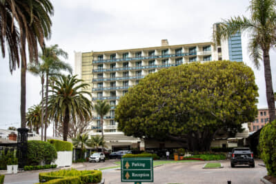 ピアから1kmほどの距離にあるフェアモント・ミラマー・ホテル＆バンガローズ