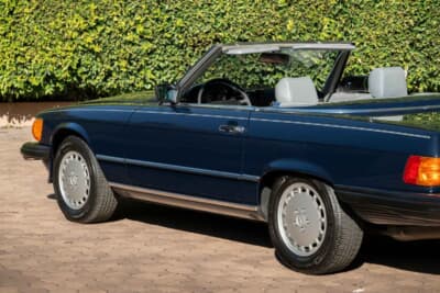 7万8400ドル（邦貨換算約1170万円）で落札されたメルセデス・ベンツ「560SL」（C）Courtesy of RM Sotheby's