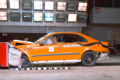 ボディ前後は衝撃吸収式構造、客室は堅牢な設計にし乗員を守る。仮にフロントに10の衝撃のエネルギーが加わったとしたとすると、客室のフロントピラーには1の衝撃エネルギーしか伝わらない構造にしてある。つまり、フロント部分で9の衝撃エネルギーを吸収し、客室の乗員を守っている