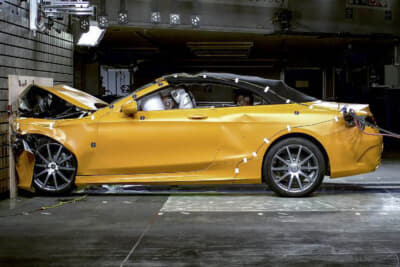 ボディ前後は衝撃吸収式構造、客室は堅牢な設計にし乗員を守る。仮にフロントに10の衝撃のエネルギーが加わったとしたとすると、客室のフロントピラーには1の衝撃エネルギーしか伝わらない構造にしてある。つまり、フロント部分で9の衝撃エネルギーを吸収し、客室の乗員を守っている。写真はCクラス カブリオレ／A205