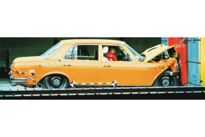 ボディ前後は衝撃吸収式構造、客室は堅牢な設計にし乗員を守る。仮にフロントに10の衝撃のエネルギーが加わったとしたとすると、客室のフロントピラーには1の衝撃エネルギーしか伝わらない構造にしてある。つまり、フロント部分で9の衝撃エネルギーを吸収し、客室の乗員を守っている