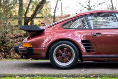 26万2500ユーロ（邦貨換算約4230万円）で落札されたポルシェ「911ターボ フラッハバウ」（C）Courtesy of RM Sotheby's