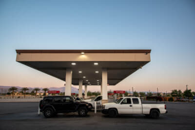 途中でガソリンスタンドに立ち寄り。ジープ ラングラーやピックアップトラックが本当に多い