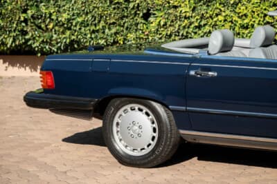 7万8400ドル（邦貨換算約1170万円）で落札されたメルセデス・ベンツ「560SL」（C）Courtesy of RM Sotheby's