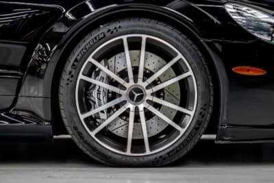 25万ドル〜35万ドル（邦貨換算約3730万円〜5220万円）で現在も販売中のメルセデス・ベンツ「SL65 AMG ブラックシリーズ」（C）Courtesy of RM Sotheby's