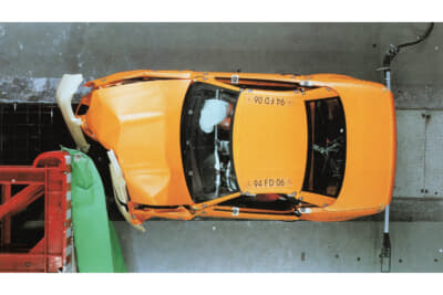 1974年に正面衝突の約75％がオフセット衝突であるという事故調査結果を受け、その事故形態を再現する衝突実験を開始