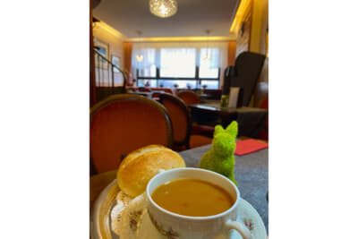 偶然立ち寄ったドイツの小さな町のレトロ喫茶。グーラッシュとホカホカのパンをいただきました