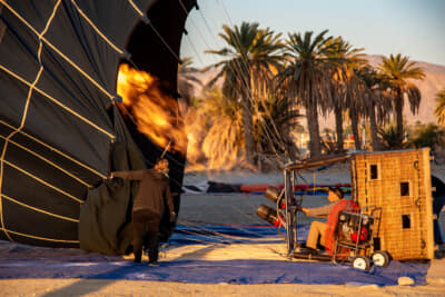 熱気球にバーナーから熱を入れていく