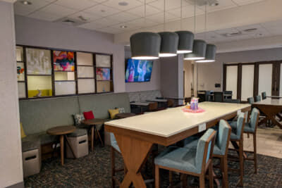 清潔な宿で朝食をとって旅を続ける