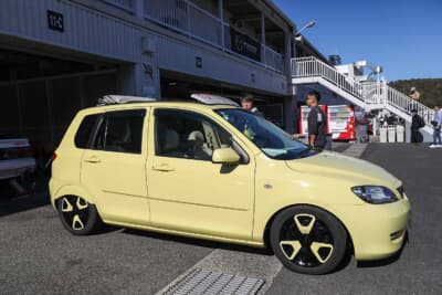 光を透過することで車内を明るくする電動ホワイトキャンバストップが設定されていたマツダ 2代目デミオ コージー