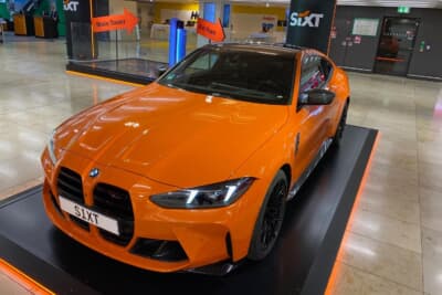 フランクフルト空港のSIXT（シックスト）のレンタカーの窓口前には鮮やかなオレンジのBMW M4がお出迎え