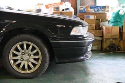 ギャランのアイコン的な造形であり、この6代目でも特徴的な逆スラントノーズ