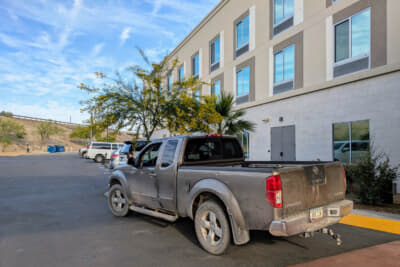 ホテルの前に停まっていた日産フロンティア