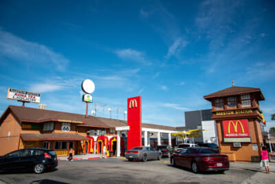 裏手に回るとバーストゥの駅舎を模したスタイルになっていた