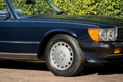 7万8400ドル（邦貨換算約1170万円）で落札されたメルセデス・ベンツ「560SL」（C）Courtesy of RM Sotheby's