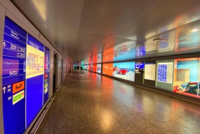 フランクフルト国際空港のレンタカーパーキングへの道のり。SIXT（シックスト）は一番奥でひたすら歩きます