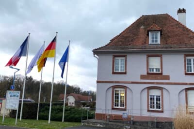 国境付近の建物には両国の仏独両国の国旗が