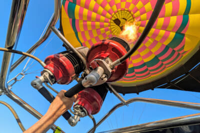 スティーブさんがバーナーで調節しながら飛んでいく