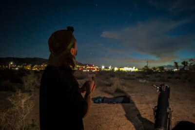 夜はプライベート星空観察。地元の天文好きの青年スティーブさんが講師だ