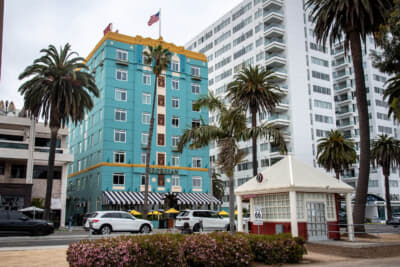 サンタモニカ・ビーチのビジターセンター（右）と、その向かいにある老舗のジョージアン・ホテル（左）