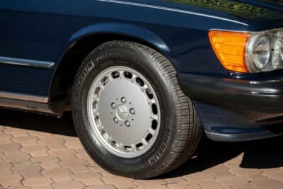 7万8400ドル（邦貨換算約1170万円）で落札されたメルセデス・ベンツ「560SL」（C）Courtesy of RM Sotheby's