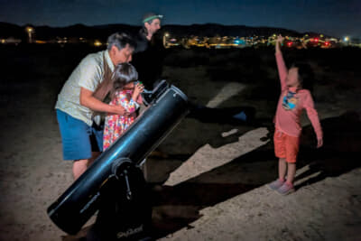 子どもにもわかりやすく、惑星や星座、星雲まで天体望遠鏡で見せて解説してくれた