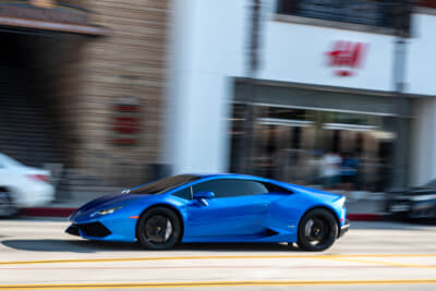 オールド・パサデナを駆け抜けるランボルギーニ ウラカン