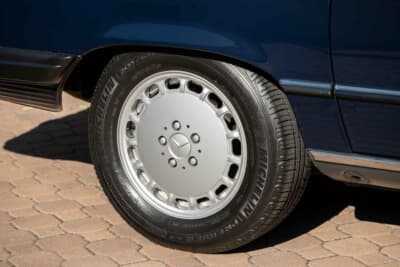 7万8400ドル（邦貨換算約1170万円）で落札されたメルセデス・ベンツ「560SL」（C）Courtesy of RM Sotheby's