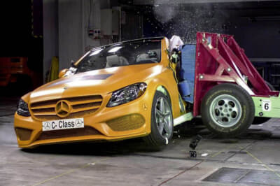 サイド衝撃テスト。写真はCクラス カブリオレ／A205