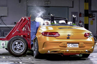 サイド衝撃テスト。写真はCクラス カブリオレ／A205