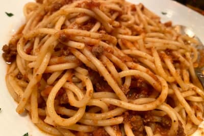 運ばれてきた時点でもう明らかにアルデンテを長く通り越したピステンクラウゼのボロネーゼ