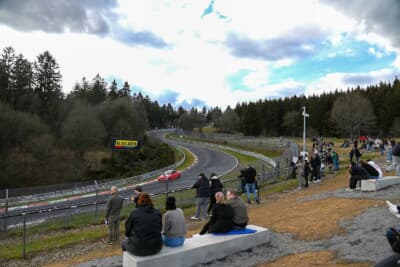 ニュルブルクリンクのギャラリーコーナーのひとつ、ブリュンヒェン。今季はコンクリートの椅子が新設されました