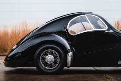 9万ユーロ（邦貨換算約1450万）で落札されたブガッティ「T57SCクーペ・アトランティーク ジュニアカー」（C）Courtesy of RM Sotheby's