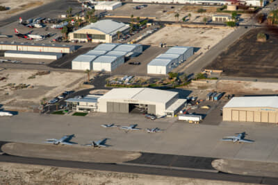 眼下には小規模な飛行場も