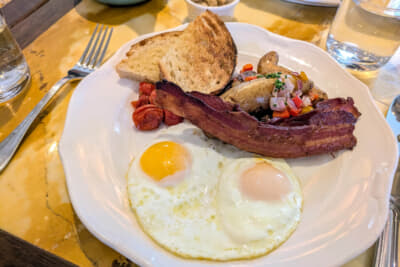 ベーコンはカリカリを極めて鰹節のような硬さだ