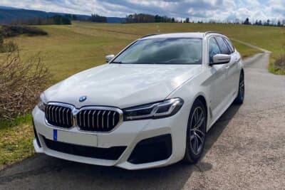 今回の旅のお供はSIXT（シックスト）で借りたBMW 540d。傷だらけの車体で残念