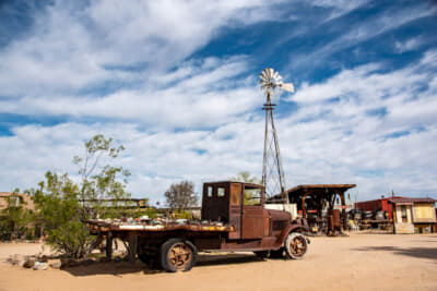 展示されているクルマや民具は乾いた錆ぐあいがとてもフォトジェニック
